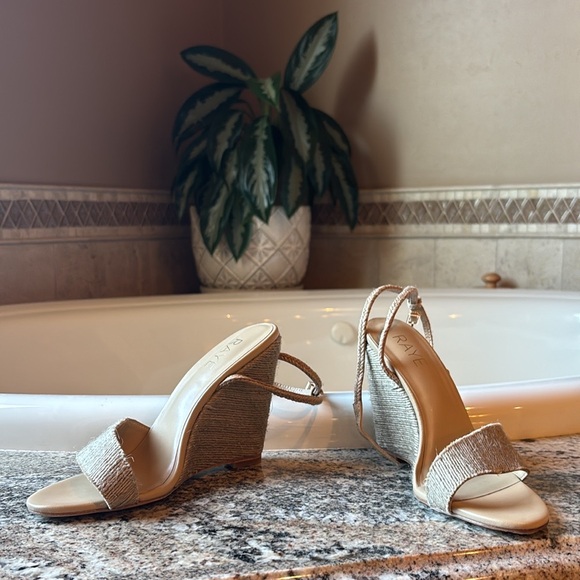 Raye - Picture 1 of 8